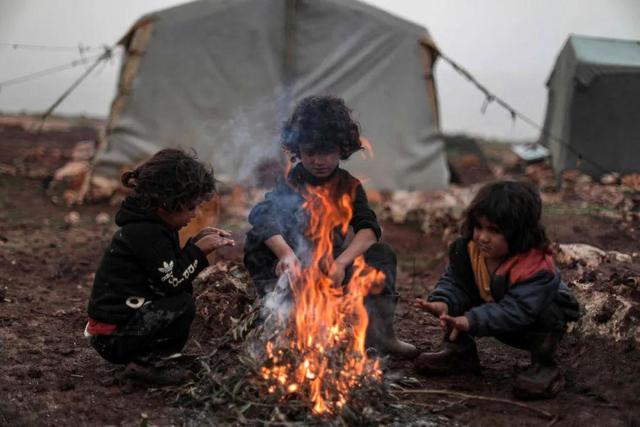 ▲在叙利亚西北部的伊德利卜难民营中，无家可归的儿童点燃捡来的废品取暖4.jpeg